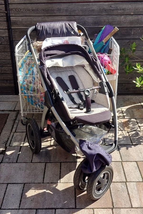 Otroški voziček črno-bež barve