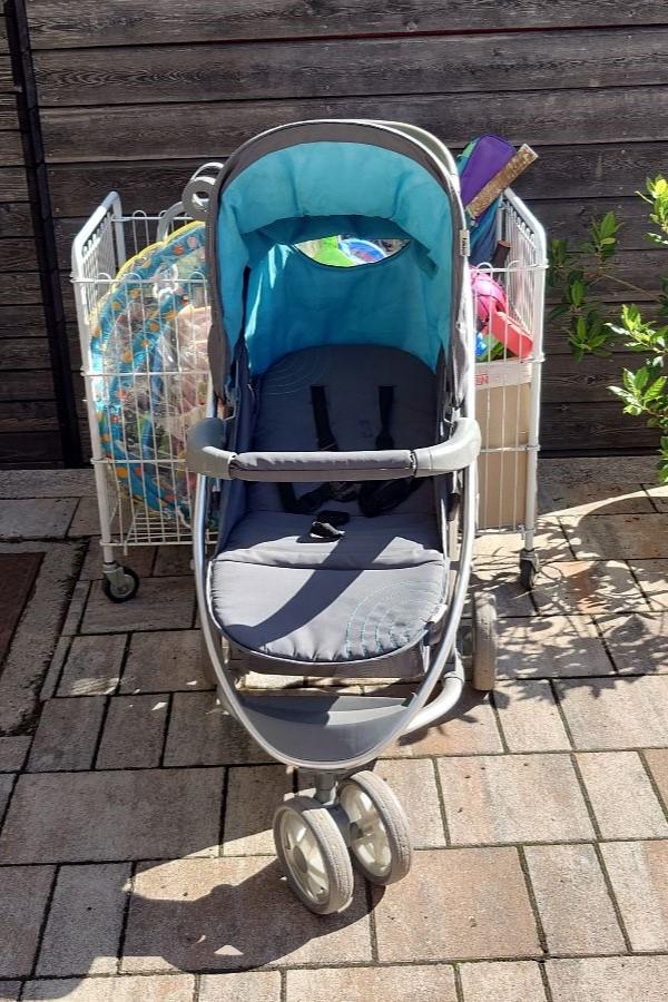 Otroški voziček svetlo in temno modre barve