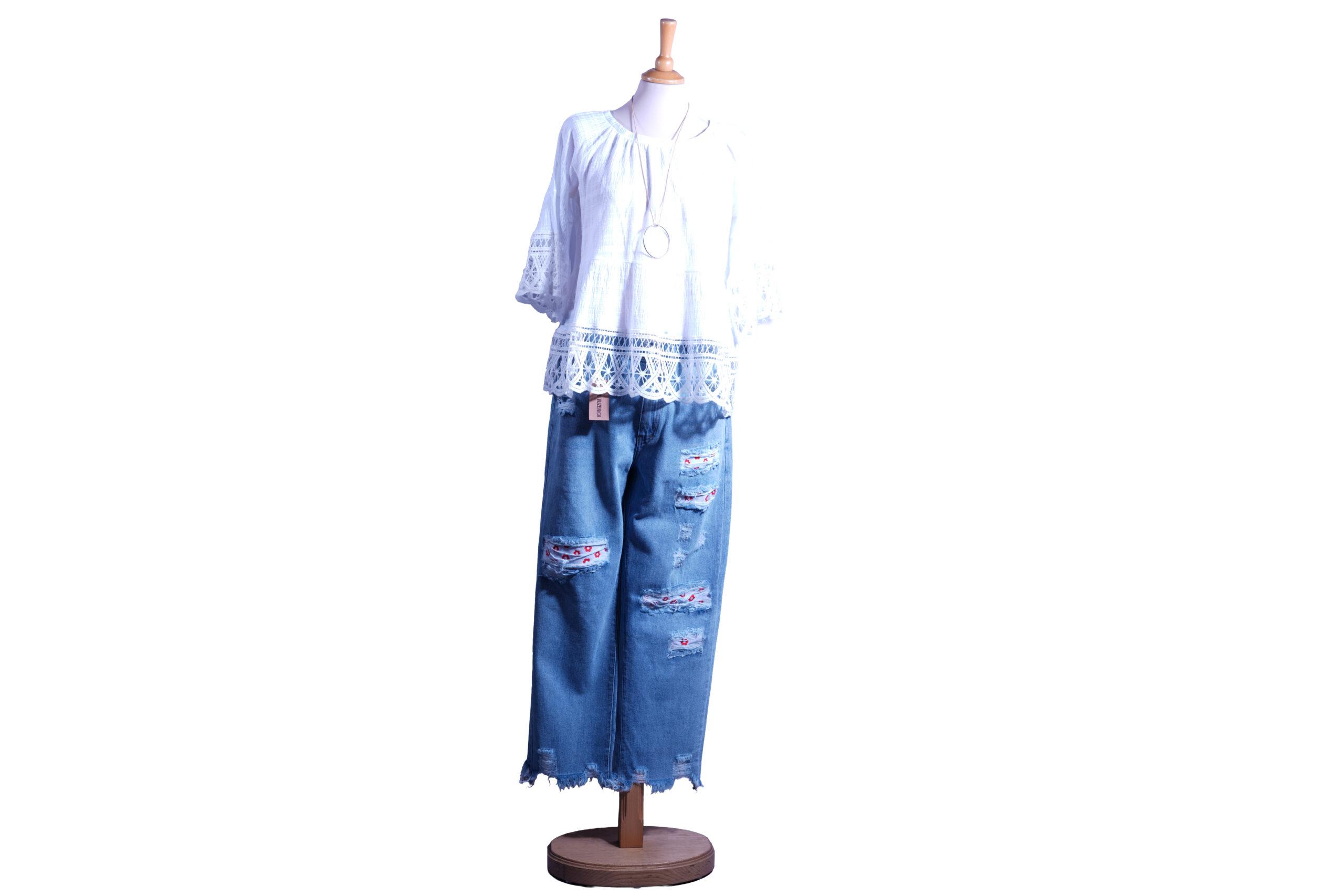 Bela boho bluza s čipkastimi detajli (UNI), ohlapne svetlo modre kavbojke, srebrna verižica