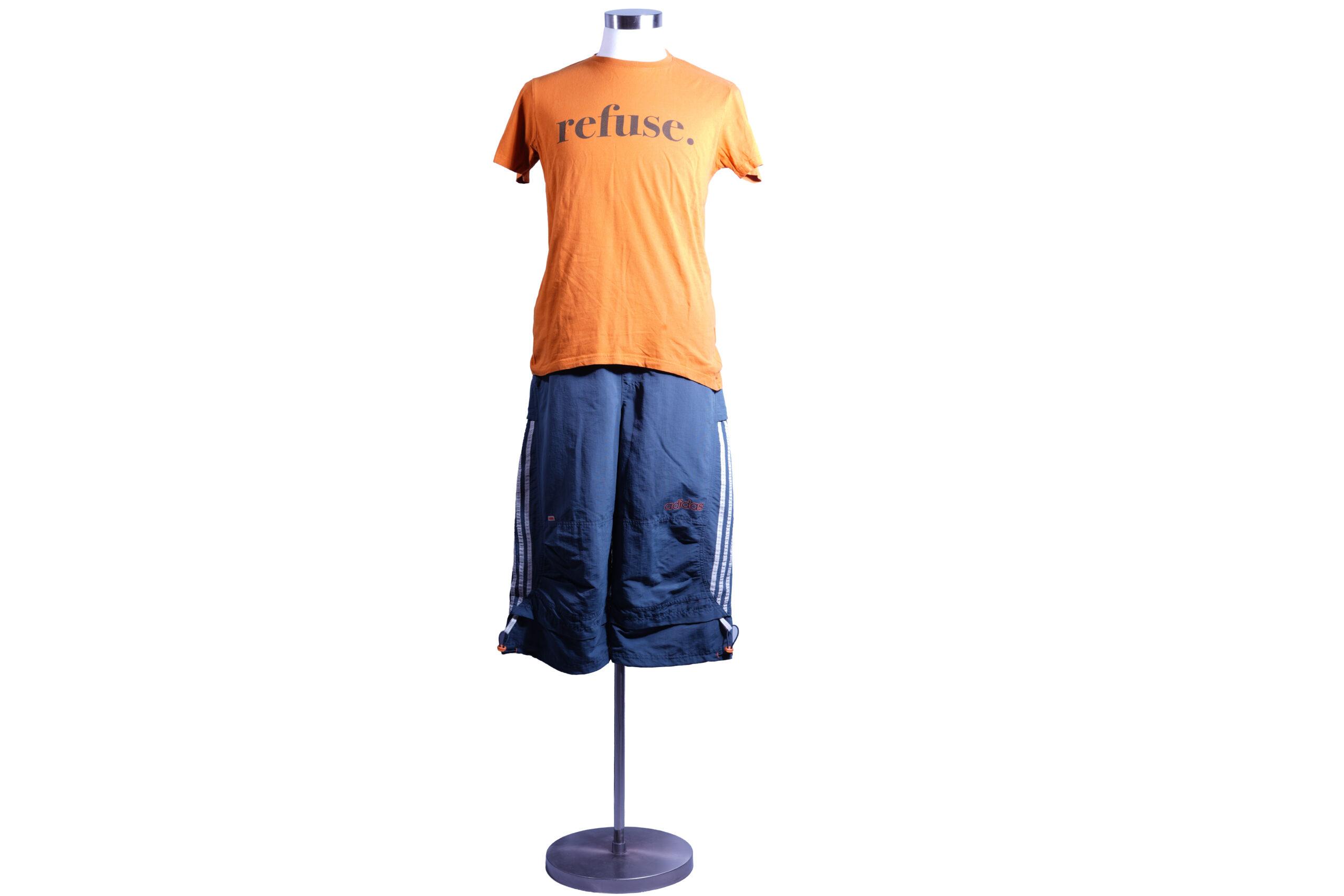 Oranžna moška majica s kratkimi rokavi (L), temno modre športne kratke hlače